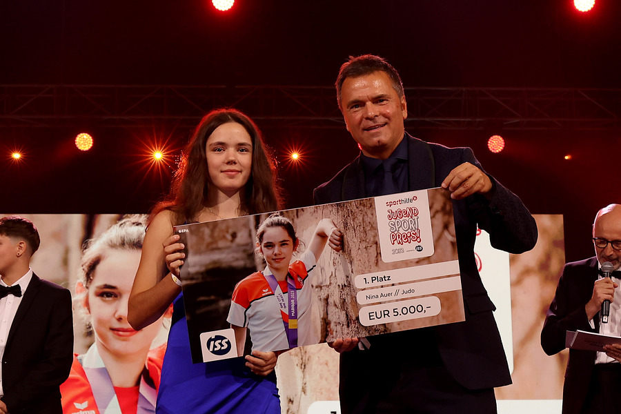 Nina Auer gewinnt Jugendsportpreis
